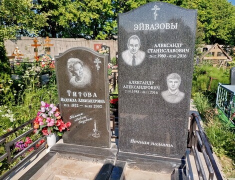 Замена двух портретов на памятнике прямо на кладбище